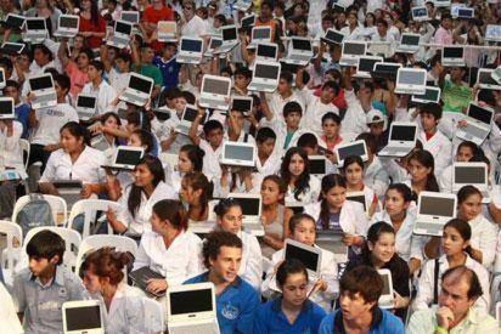 Entregaron m�s de 2.000 netbooks a alumnos de escuelas secundarias