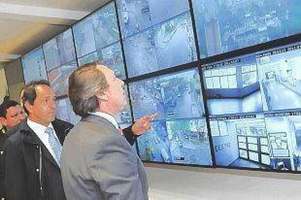 Scioli resalt� la tecnolog�a aplicada a la seguridad para tareas de prevenci�n