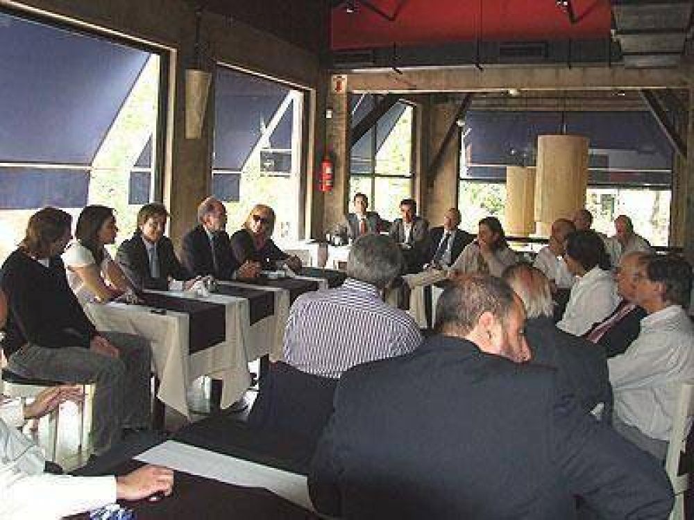 Gonz�lez Fraga habl� con comerciantes lomenses sobre la crisis financiera
