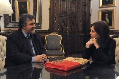Obras y planes, promesas de CFK para que Goye largue aliviado