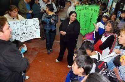 Cipolletti sigue sin transporte escolar: toman la sede del CPE