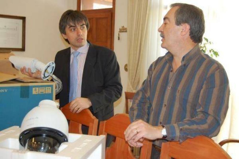 Presentaron las c�maras de video vigilancia que se colocar�n sobre calle Viedma Destacado