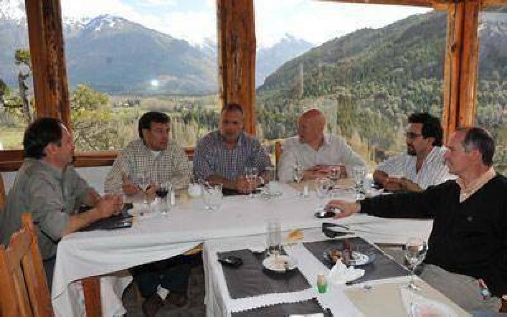  Buzzi y Mac Karthy se reunieron con intendentes y dirigentes cordilleranos