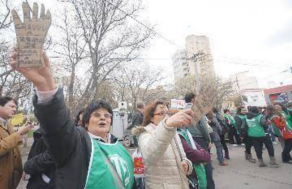 ATE march� y pidi� que no haya despidos
