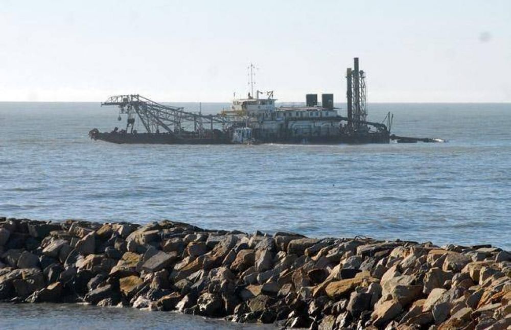 Emisario: la draga var� y deber� ser traslada al puerto para su reparaci�n
