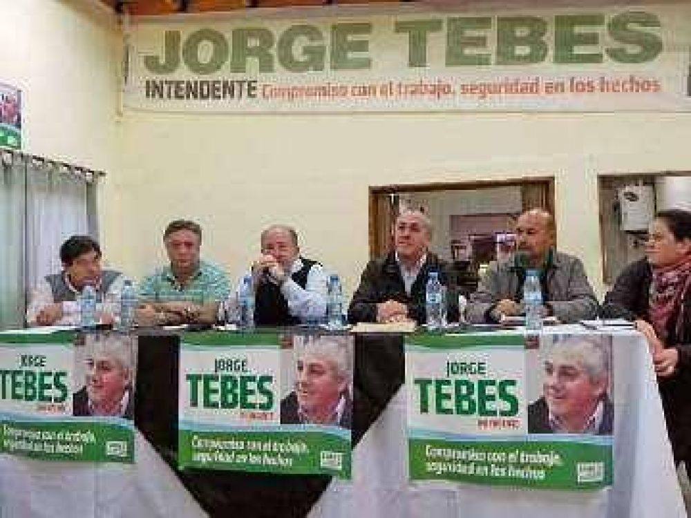 Tebes defini� acciones de campa�a en encuentro con la militancia al que tambi�n asisti� Verna