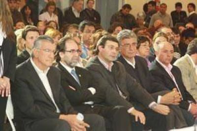 �Hacia una comunidad feliz. Modelo de gesti�n participativo�: Juan Carlos Gioja present� el libro con su plan de gobierno para Rawson