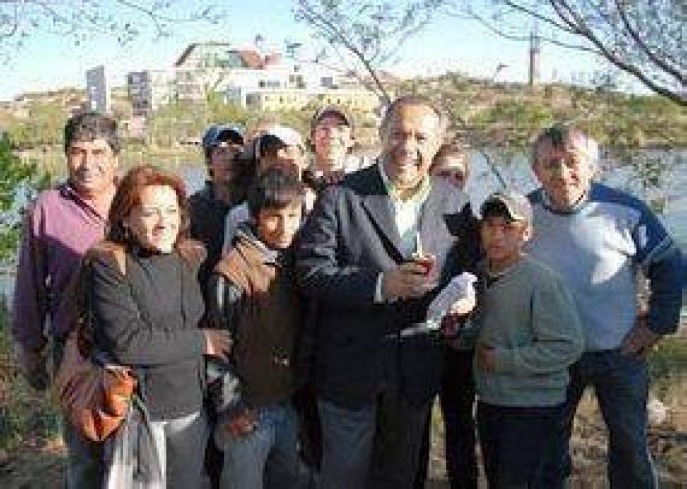 Adolfo recorri� dos barrios de San Luis y escuch� a los vecinos