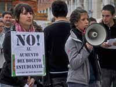 Estudiantes se movilizaron ante la suba del boleto