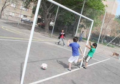 En las 200 Viviendas, la Municipalidad inaugur� nuevo play�n polideportivo