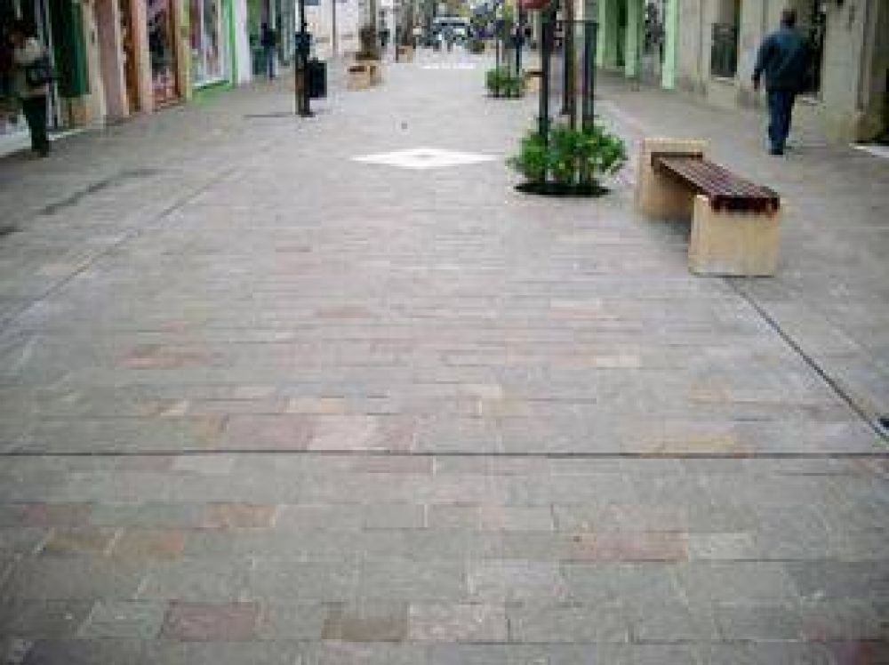 Se levantaron algunas lajas de la Peatonal