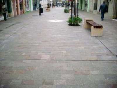 Se levantaron algunas lajas de la Peatonal