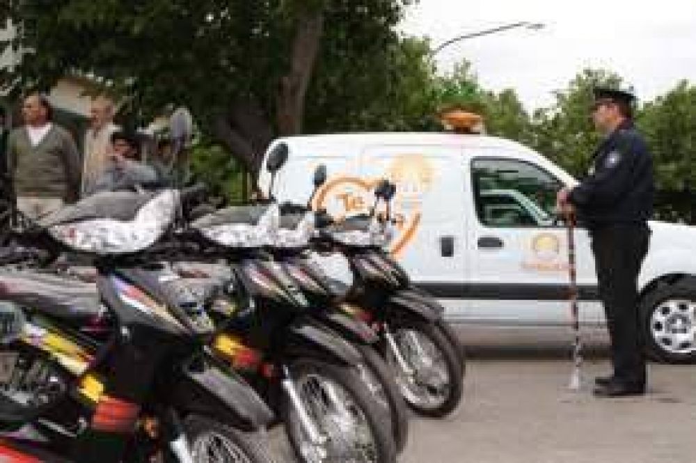 La Municipalidad de Santa Luc�a entreg� motos a la Polic�a de San Juan