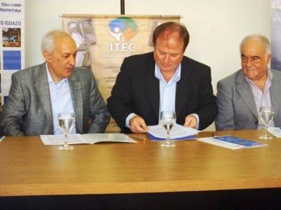 Iguaz�: La AHT firm� convenio con Ministerio de Turismo de Misiones