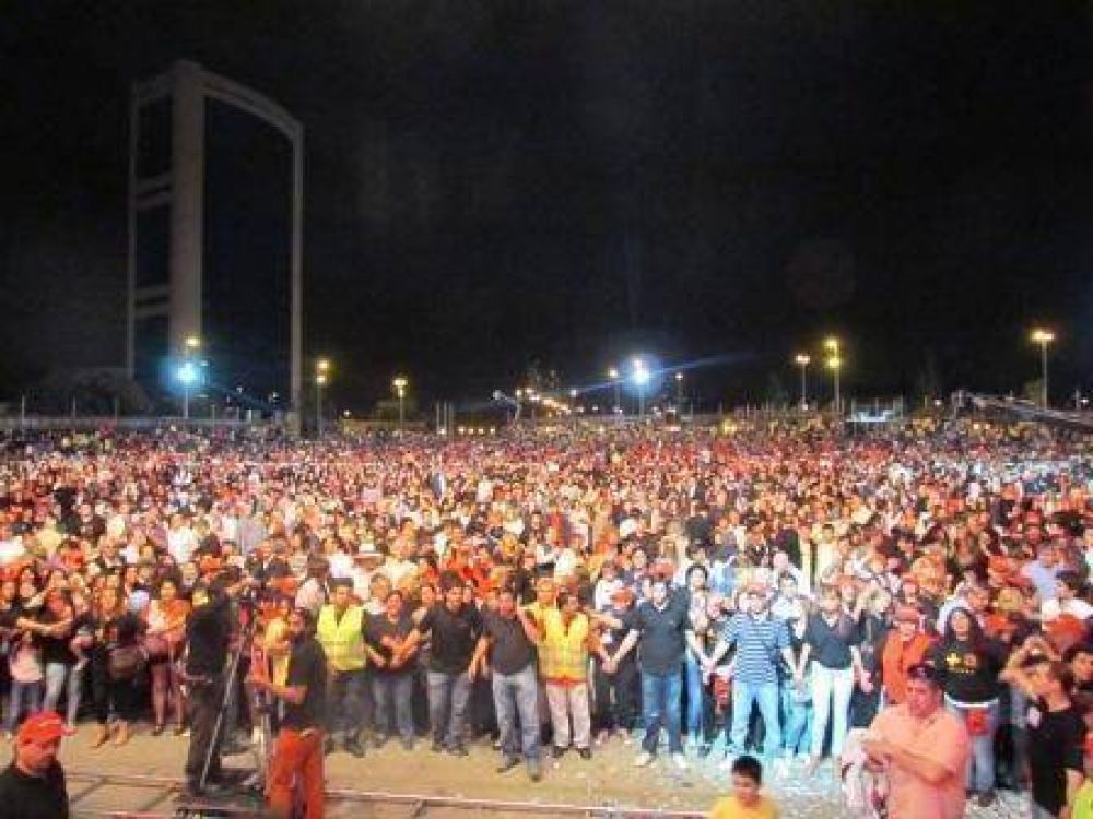Multitudinario cierre de campa�a de Sergio Massa 