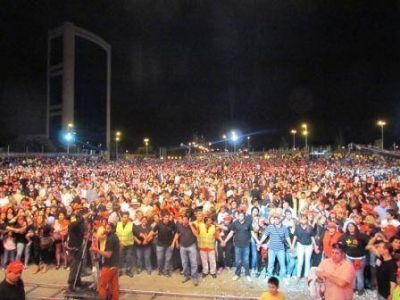 Multitudinario cierre de campa�a de Sergio Massa 