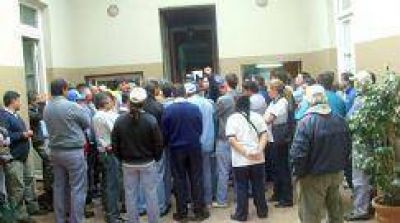 Cavagnero fue a la asamblea, pero continuar� el paro