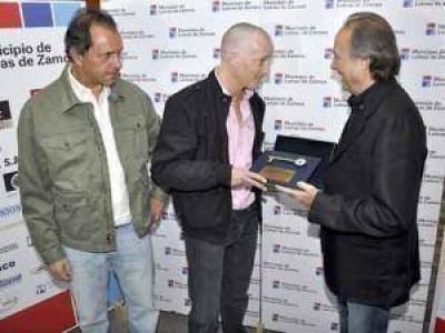 Mart�n y Scioli le entregaron a Serrat las llaves de Lomas