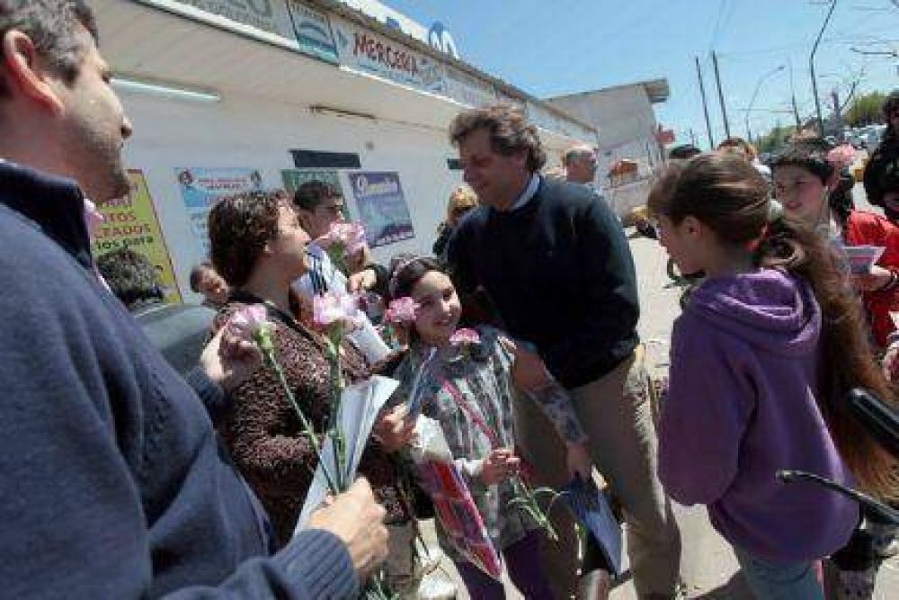 Pulti, junto a integrantes de Acci�n Marplatense, repartieron 20 mil claveles en el d�a de la Madre