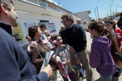 Pulti, junto a integrantes de Acci�n Marplatense, repartieron 20 mil claveles en el d�a de la Madre