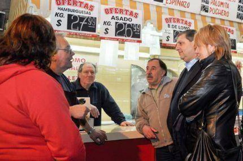 Cheppi en el Mercado Comunitario junto a comerciantes y vecinos del lugar