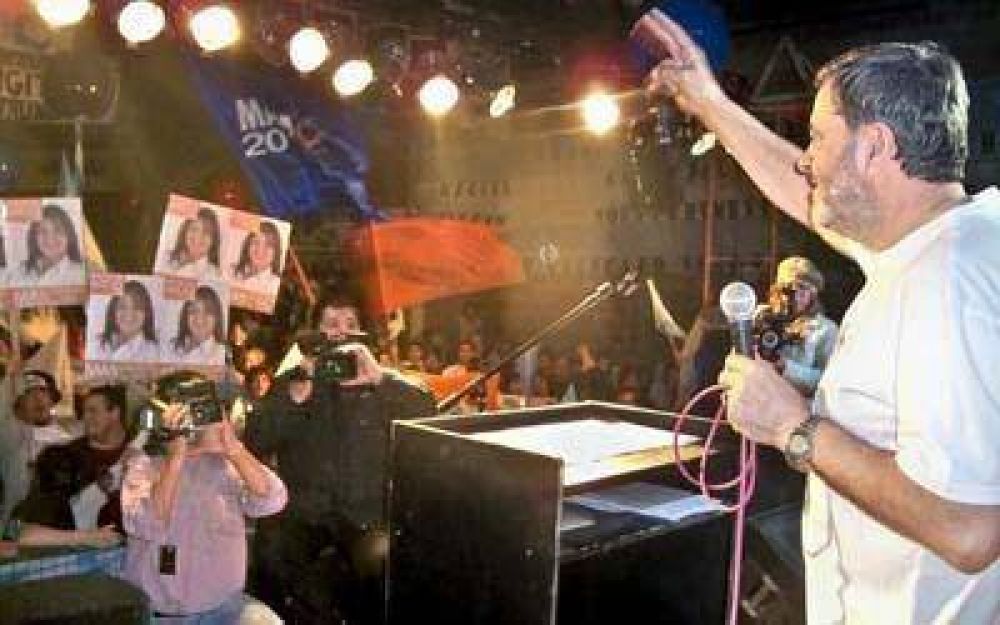 Osvaldo Maim� cerr� su campa�a con una caravana y un multitudinario acto