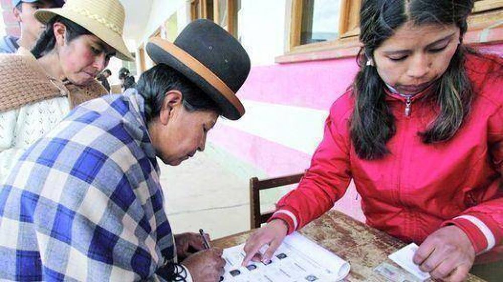 Los votos nulos y blancos, una mala se�al para Evo en la elecci�n de jueces