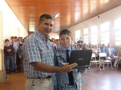 Entregaron 635 netbooks en escuelas de Loreto y Jard�n Am�rica