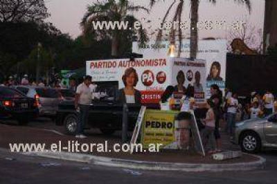 Caravana y caminata en barrios, los actos para cerrar la campa�a