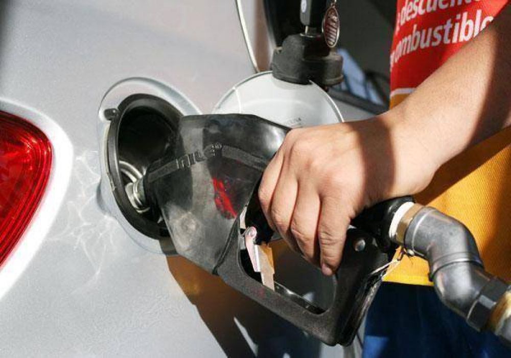 Cargar combustible ya es una odisea en la ciudad