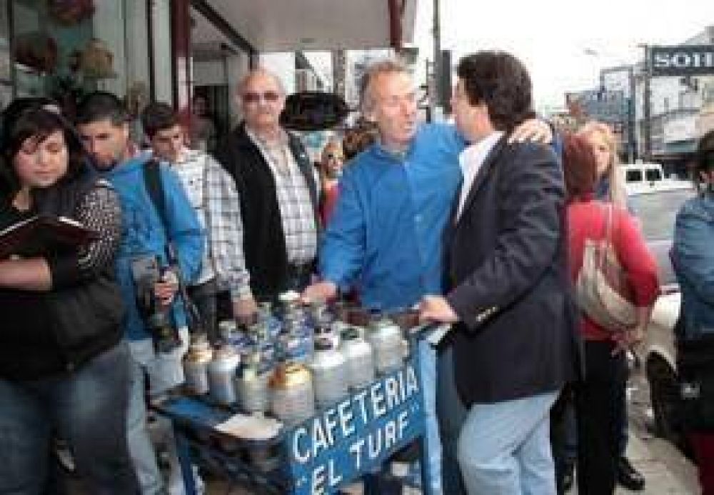 Fernando Espinoza recorri� el Centro Comercial de San Justo