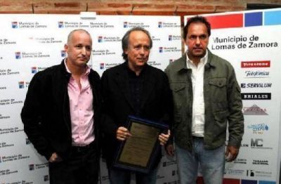 En la noche de Serrat Insaurralde envi� un mensaje de �fuerza� a la presidenta