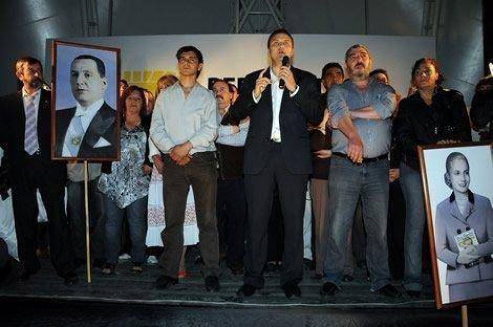 SAN MART�N - LAS AGRUPACIONES PERONISTAS CON IVOSKUS CONVOCARON A UNA MULTITUD 