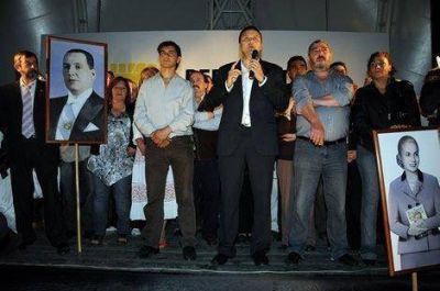 SAN MART�N - LAS AGRUPACIONES PERONISTAS CON IVOSKUS CONVOCARON A UNA MULTITUD 