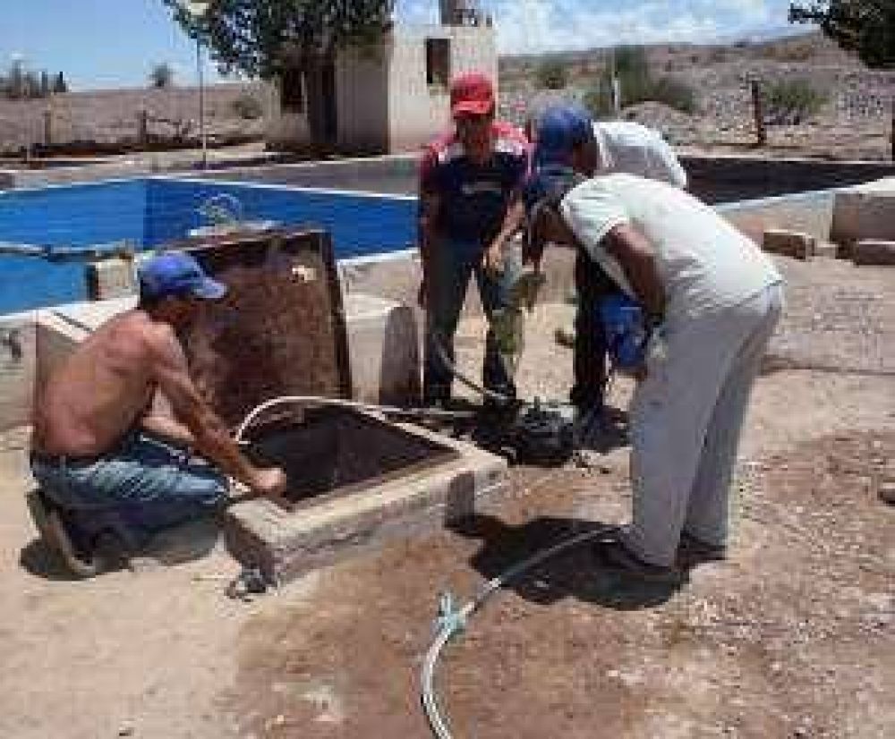 Una mega red dar� agua a 100 familias calingastinas