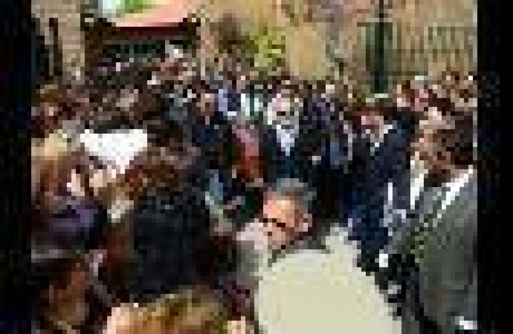 Cerca de 4 mil personas acompa�aron en las calles de San Mart�n el cortejo f�nebre de la hija del intendente