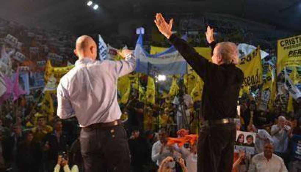 Multitudinario cierre del FpV en Caleta Olivia: Peralta llamo a apoyar al gobierno nacional