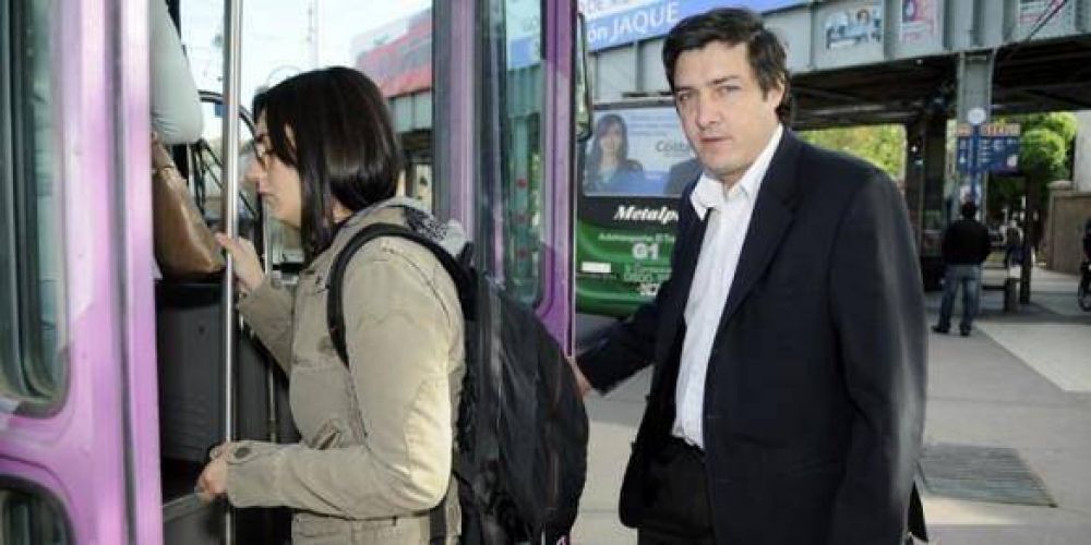 Pablo Priore eligi� el trole y vivi� la odisea de buscar carga para la tarjeta Red Bus