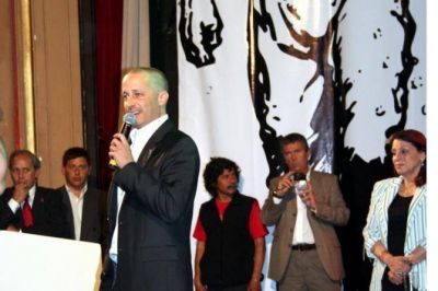 Fervor en el cierre de campa�a de Insaurralde en el teatro Coliseo