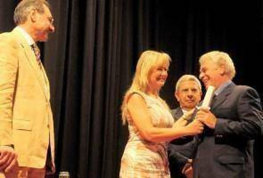 De la Sota recibi� el diploma de gobernador electo