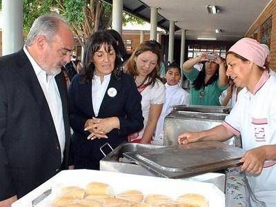 El gobierno entrega m�s de 400 raciones diarias de alimentos a alumnos de la Escuela N� 290