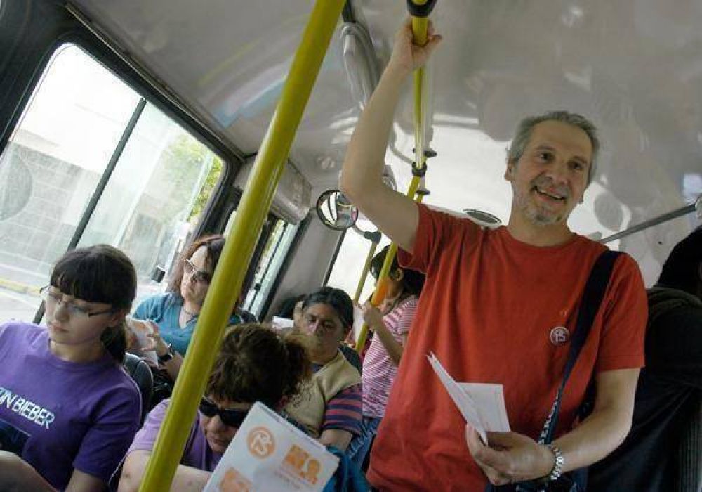 El socialismo, de campa�a en colectivos