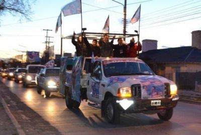 �lvarez cerr� su campa�a con una colorida caravana