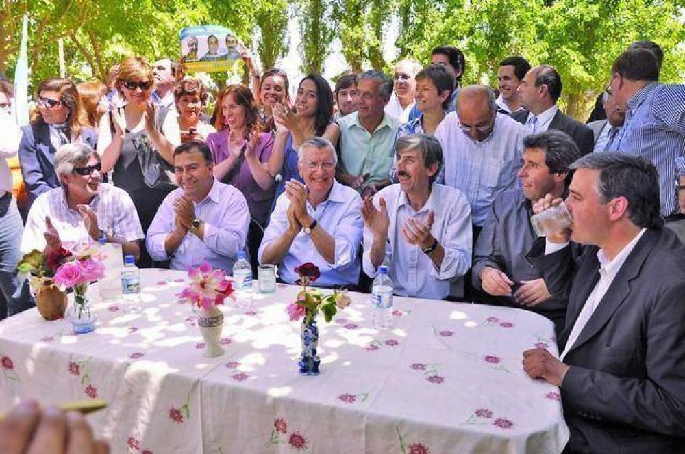 Unos 500 vecinos beneficiados con gas y agua potable en Pozo de los Algarrobos