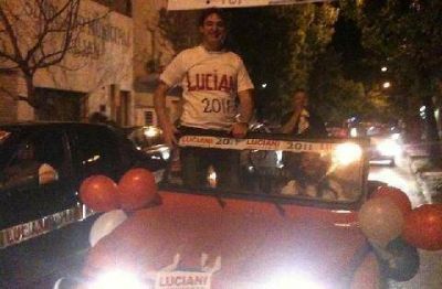 Oscar Luciani cerr� con una caravana por la ciudad