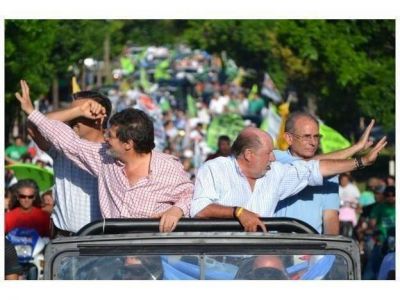Con una caravana, el bustismo hizo su �ltimo acto de campa�a