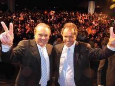Scioli cerr� campa�a en Merlo con Othaceh�