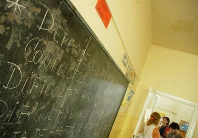 En la Escuela 131 tienen que rotar las aulas