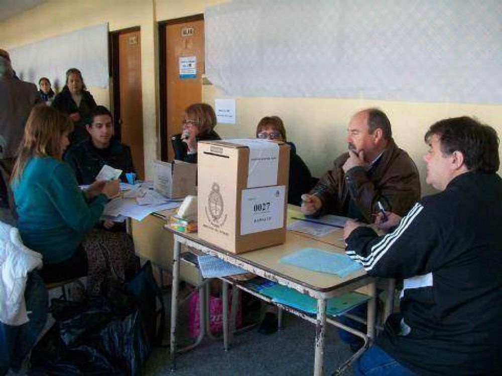 Seis listas aspiran a imponerse en las generales
