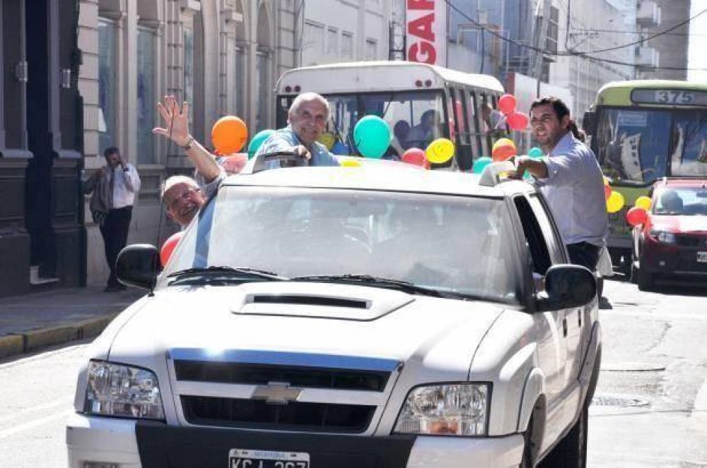 Passaglia cerr� su campa�a con una recorrida por los barrios